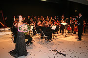 Zuvor stand sie auf der Bühne mit dem Orchester der Jungen Philharmoniker (Foto: MartiN Schmtz)